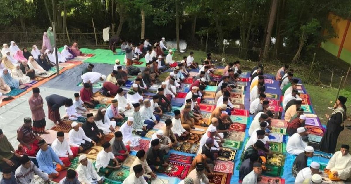 Jemaah Naqsabandiyah di Bima Salat Id Hari Ini