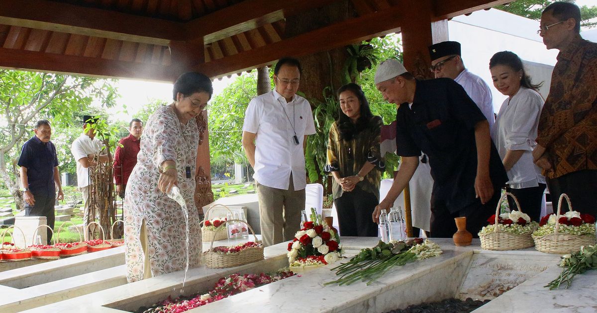 Jelang Idulfitri 2025, Megawati, Prananda dan Puan Nyekar ke Makam Taufiq Kiemas dan Fatmawati
