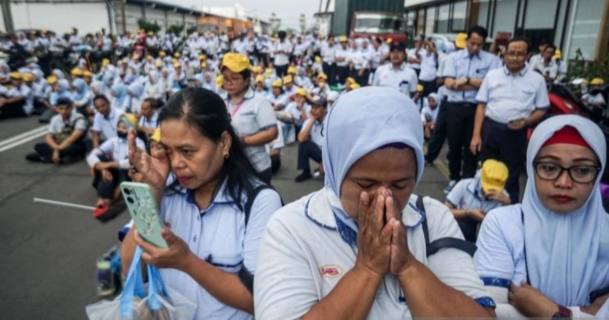 VIDEO: Diwarnai Tangis & Pelukan, Begini Momen Haru Perpisahan Ribuan Karyawan dengan Bos Sritex