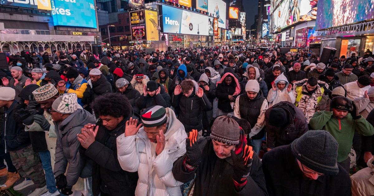 FOTO: Indahnya Kebersamaan Muslim New York Laksanakan Salat Tarawih Ramadan di Times Square