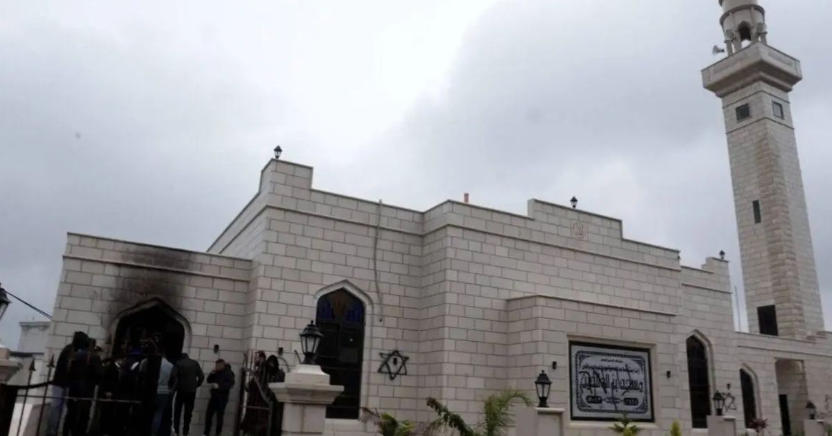 Pemukim Ilegal Israel Bakar Habis Masjid di Tepi Barat, 14.000 Pohon Zaitun juga Dirusak