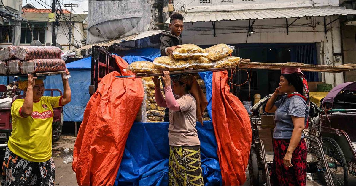 FOTO: Potret Perjuangan Buruh Angkut Perempuan Mencari Nafkah  di Surabaya