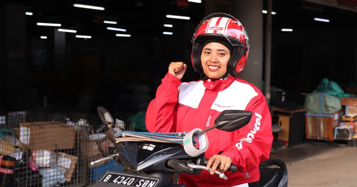 Kisah Kurir Perempuan, Sering Diragukan Hingga Jadi 'Bos' Puluhan Kurir