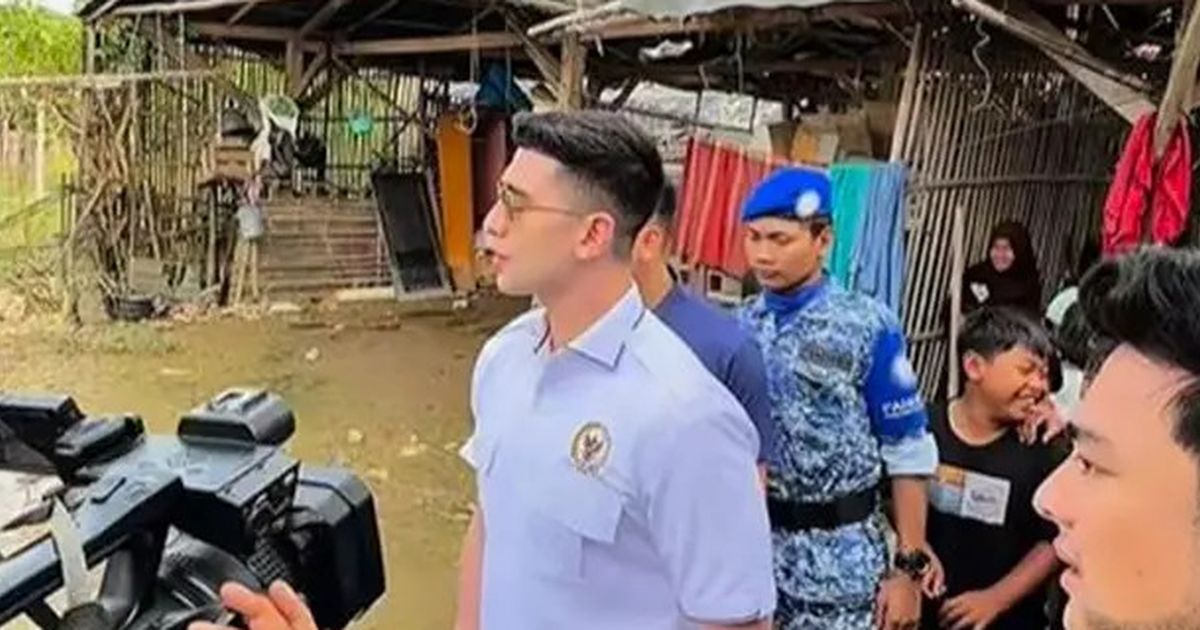 6 Potret Verrell Bramasta Ngabuburit di Lokasi Banjir Bekasi, Rela Tembus Banjir Pakai Sepatu Mahal Demi Bertemu Korban