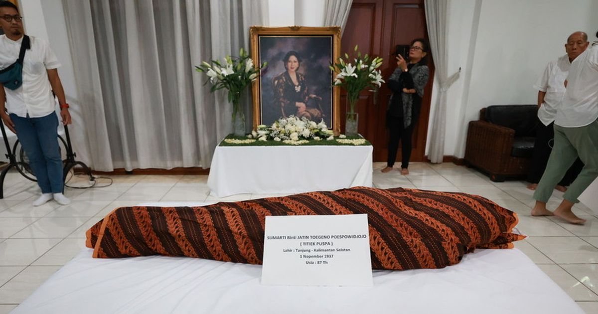  Momen Jenazah Titiek Puspa Tiba di Rumah Duka, Disambut Isak Tangis Keluarga