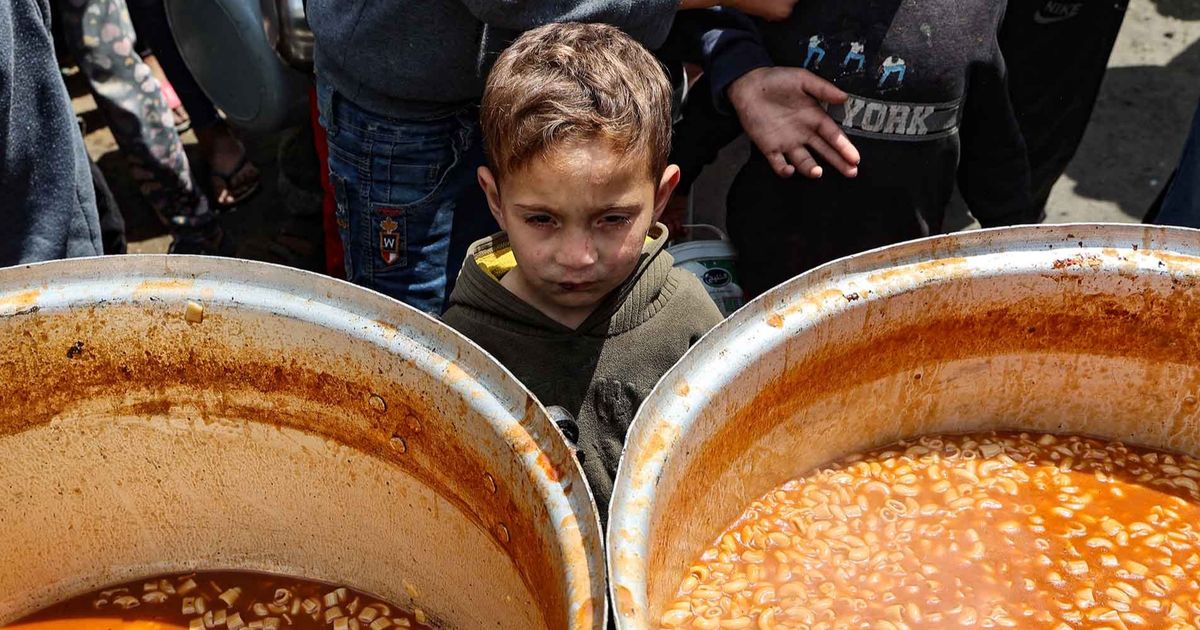 FOTO: Pilu! Ratusan Anak Gaza Kelaparan Mengantri Makanan Gratis