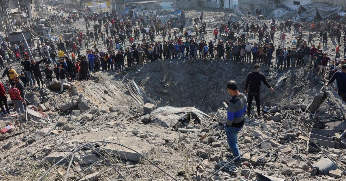 FOTO: Penampakan Kawah Menganga di Tengah Permukiman Warga Jalur Gaza Imbas Serangan Israel