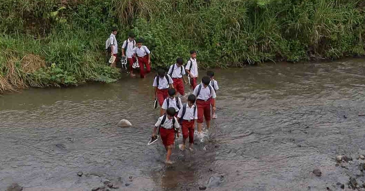 FOTO: Ketiadaan Jembatan  Penghubung Membuat Puluhan Siswa Menyeberang Sungai Menuju Sekolah di Dramaga Bogor