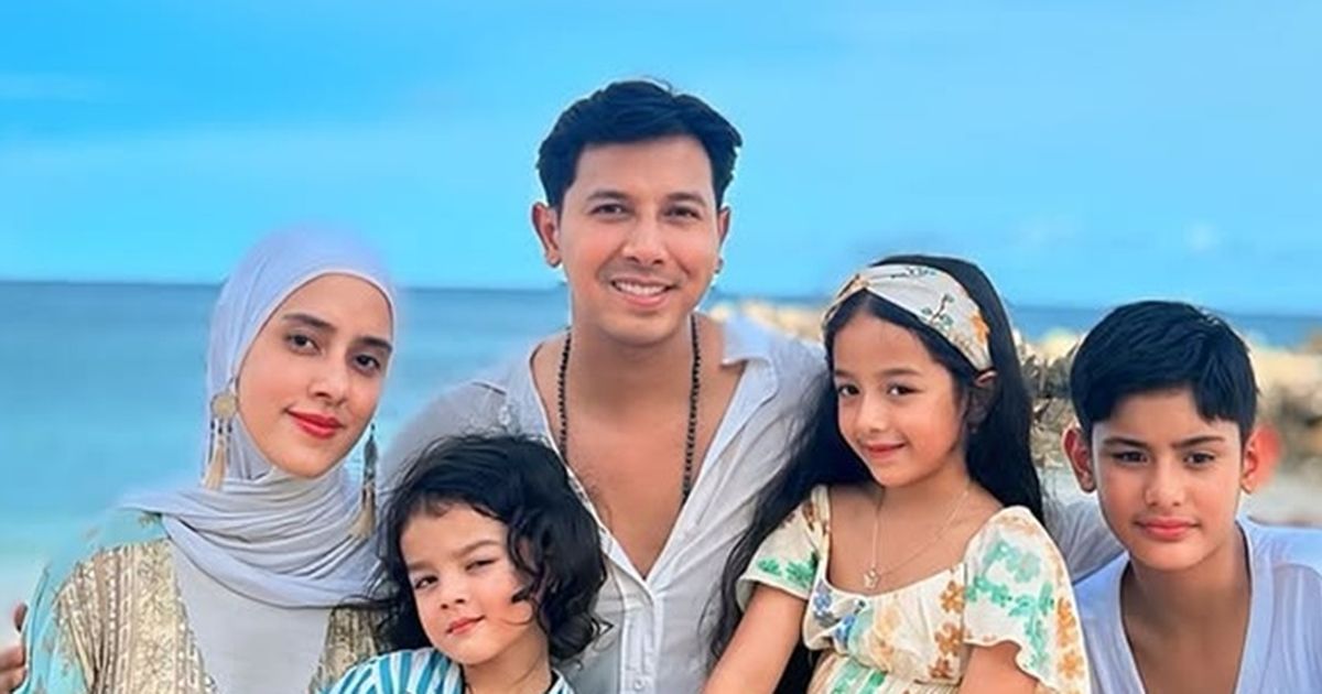 Harmonis Selalu, 6 Potret Keluarga Sonny Septian dan Fairuz yang Hobi Pakai Outfit Serasi