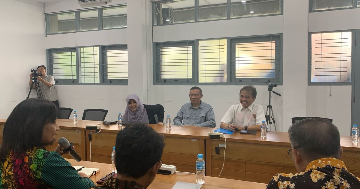Roy Suryo Datangi UGM Lihat Langsung Foto Jokowi Wisuda Pakai Toga