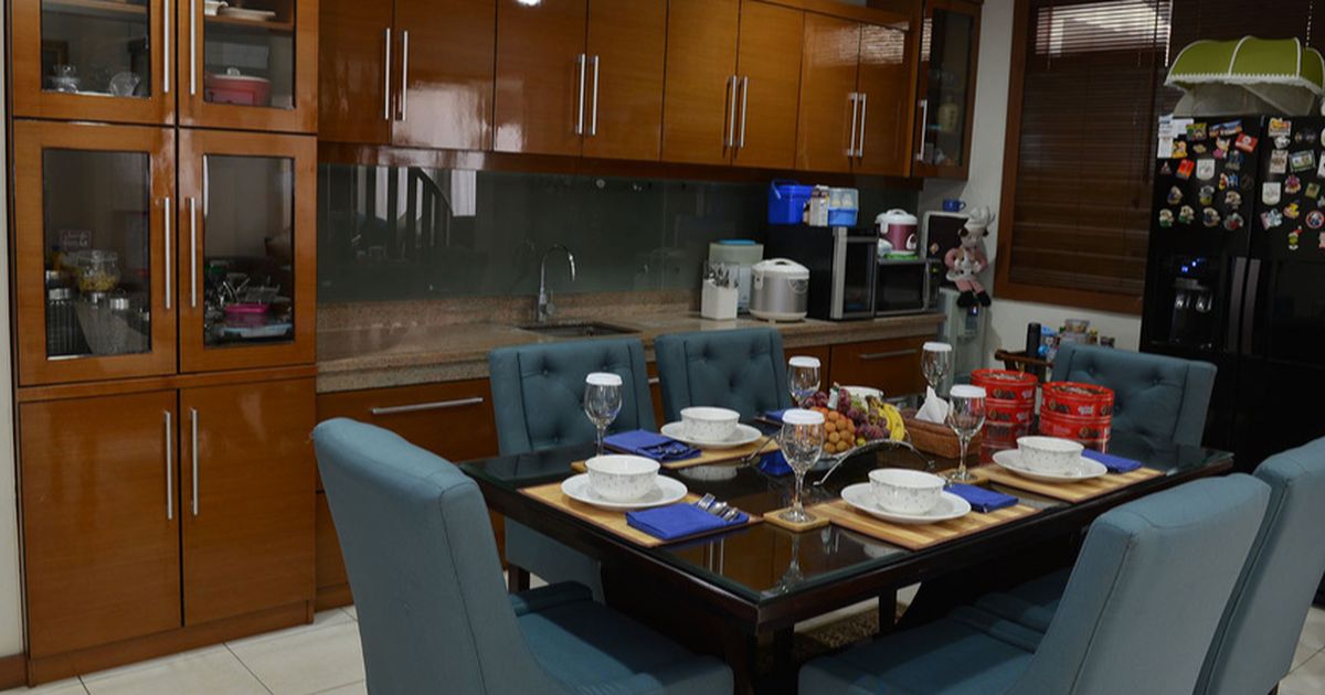 Meja Makan Minimalis 4 Kursi, Solusi Praktis untuk Ruang Makan Kompak