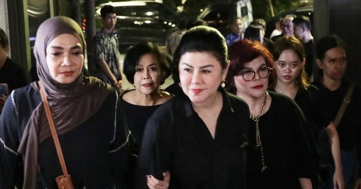 Potret Bams Eks Samsons dan Desiree Tarigan Melayat ke Rumah Duka Hotma Sitompul, Rieta Amalia Setia Dampingi Owner Mamitoko
