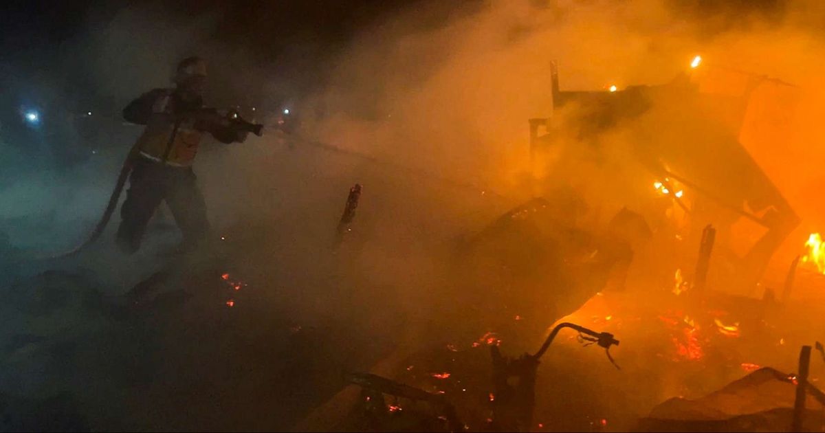 FOTO: Potret Pilu Tenda Pengusian Warga Palestina Membara usai Dibombardir Israel, 10 Orang Tewas Terpanggang