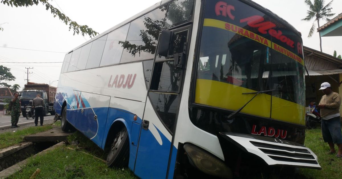Sopir Meninggal saat Mengemudi, Bus Oleng Hantam Pohon dan Tersungkur di Halaman Rumah Warga