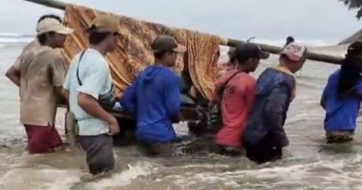 Potret Miris Pesisir Barat Lampung, Kades Sakit Ditandu Bambu dan Sarung hingga Jalan 12 KM karena Tak Ada Akses Mobil