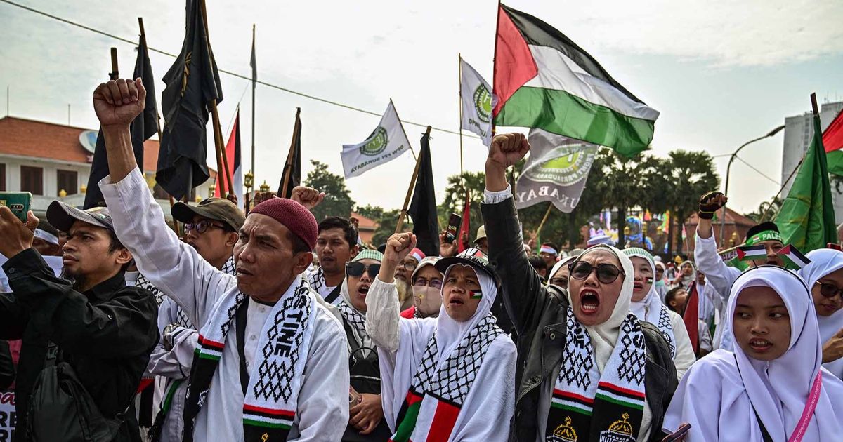 Ribuan Warga Surabaya Gelar Aksi Beri Dukungan kepada Warga Palestina