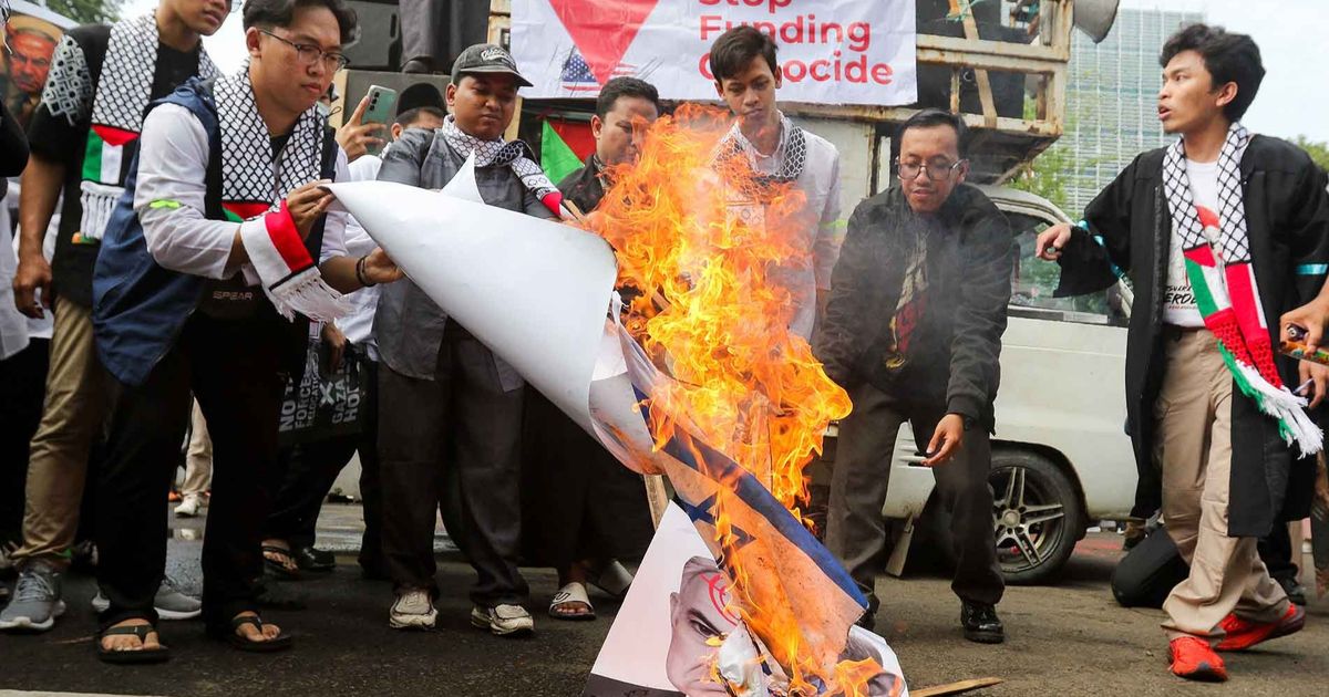 FOTO: Massa Membakar Replika Bendera Israel Saat Aksi Bela Palestina di Depan Kedubes AS Jakarta