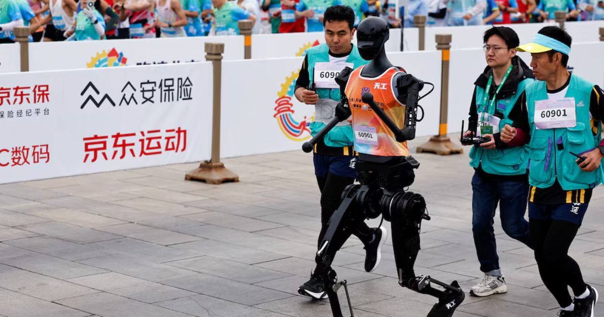 Robot Humanoid Ikut Maraton di China, Ada yang Tersesat hingga Terjatuh, Siapa yang Menang?