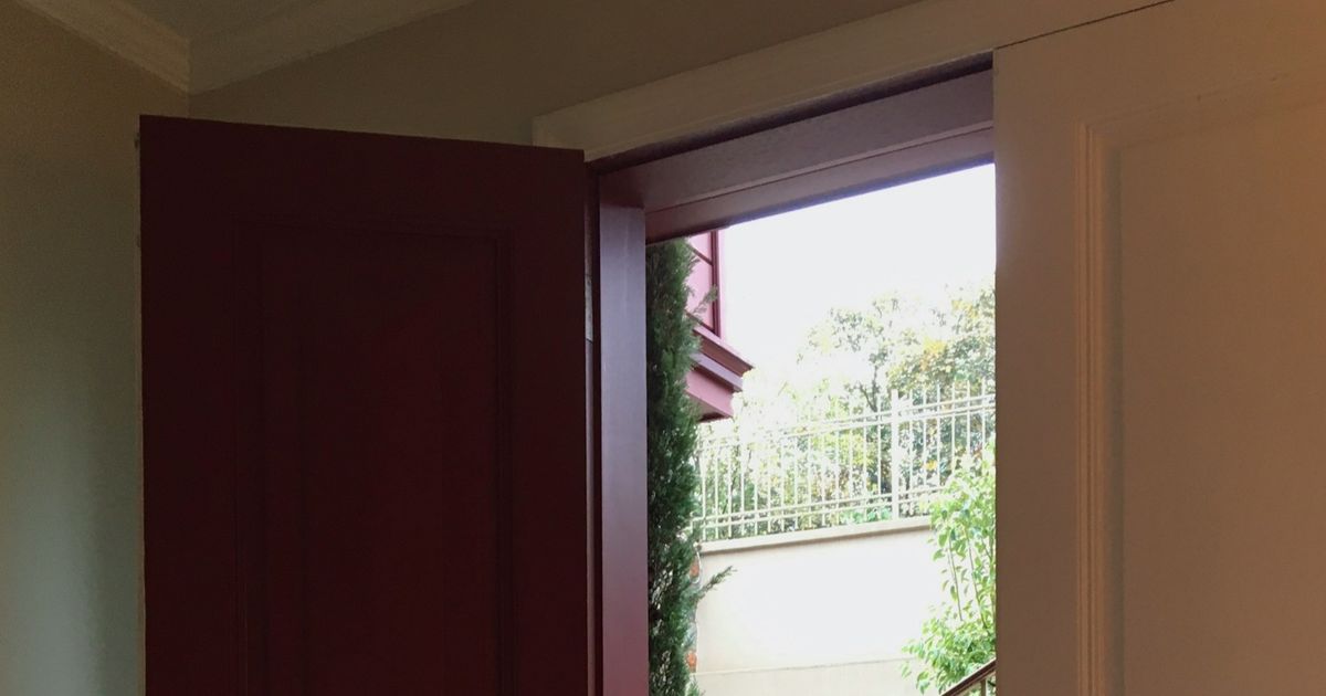Pintu Kupu Tarung Minimalis Modern, Pilihan Elegan untuk Rumah Anda