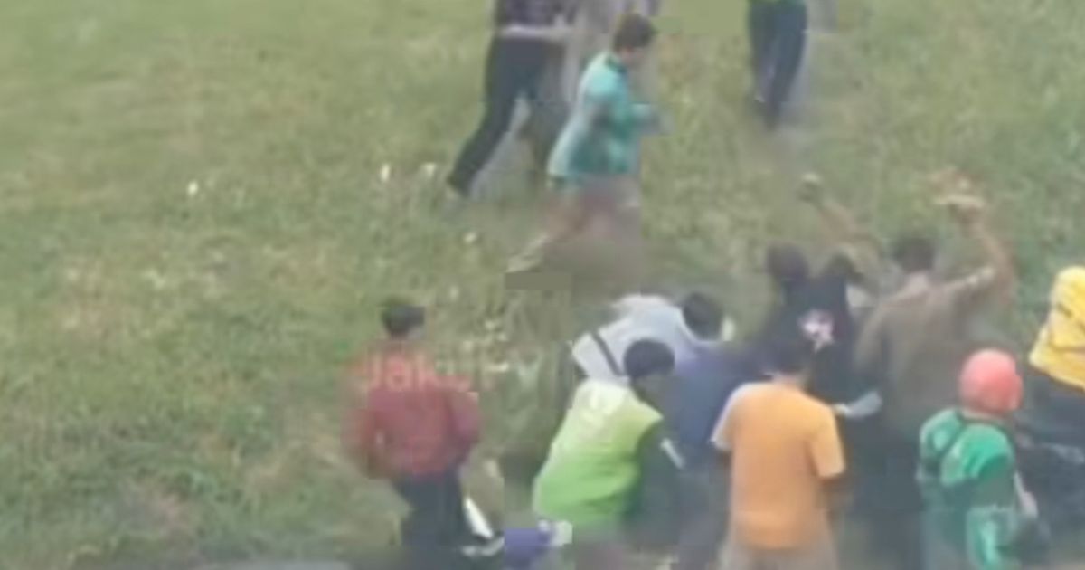 Begal Berpistol di Tangerang Nyerah Dikepung Warga, Tak Berkutik Dihajar Usai Motor Masuk Parit dan Ditinggal Teman