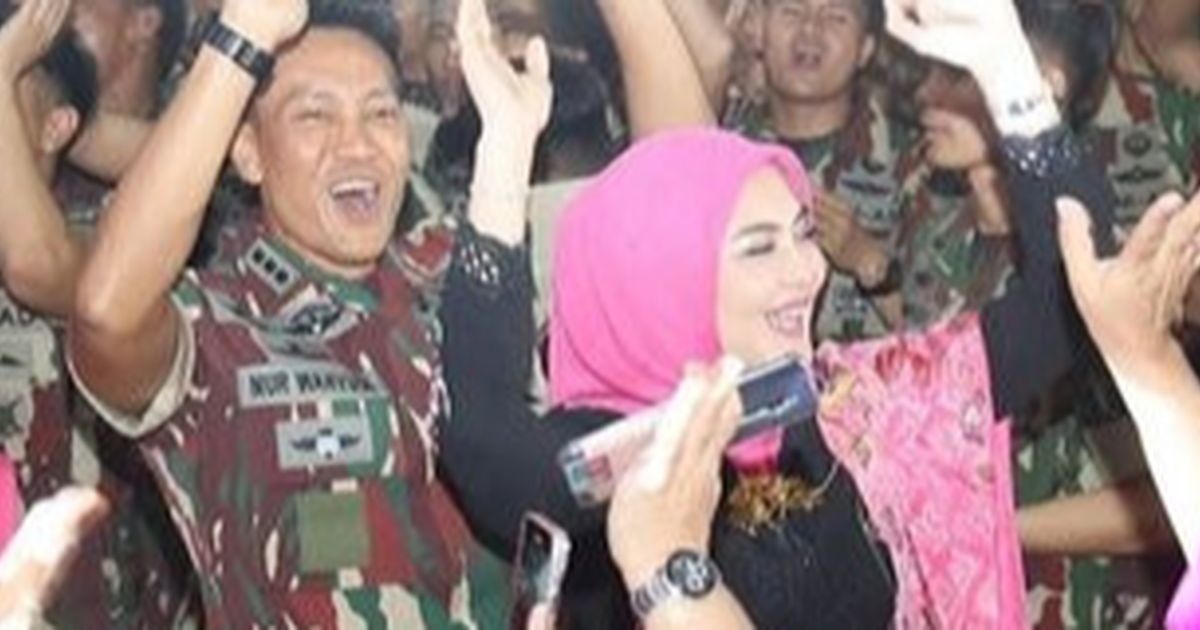 Senyum Bahagia Juliana Moechtar Saksikan Sang Suami Nur Wahyudi Lepas Jabatan Komandan Kopassus Satuan 81