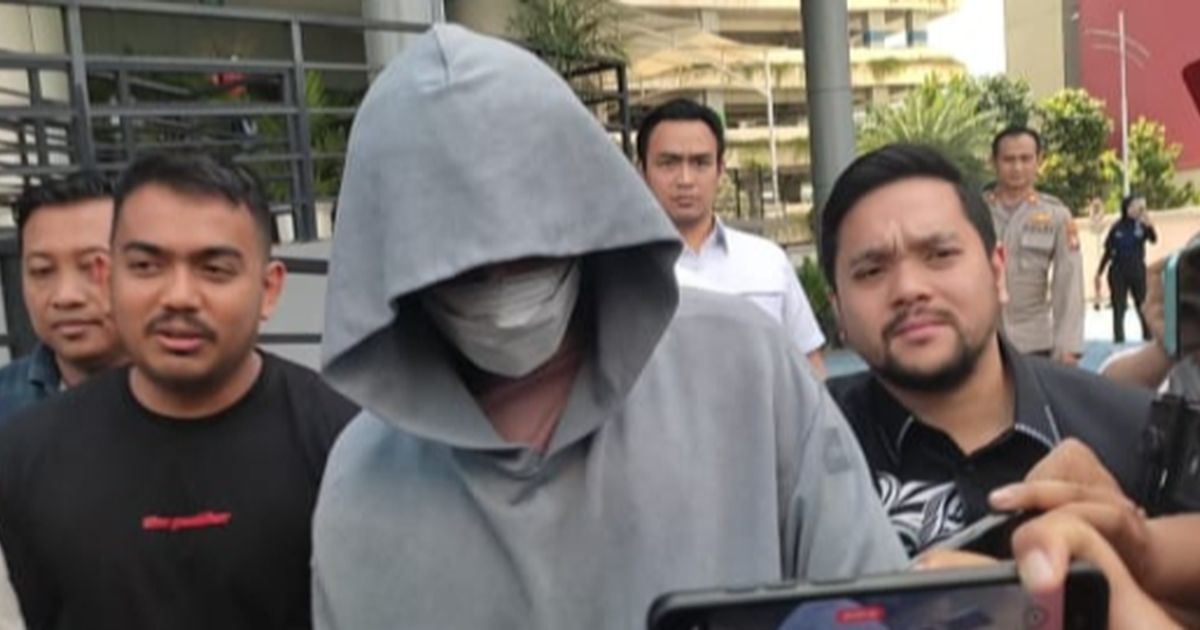 Pakaian Serba Tertutup, Ini Penampakan Fachri Albar Dibawa Polisi usai Terjerat Kasus Narkoba