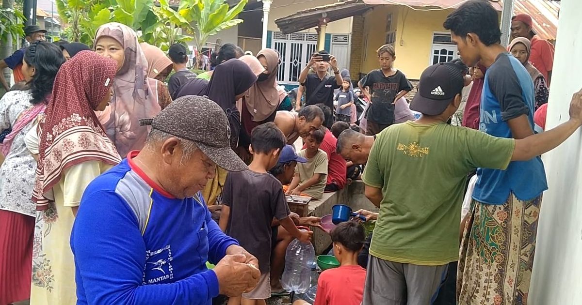 Warga Pekalongan Heboh Berebut Mata Air Dipercaya Sembuhkan Sakit, Ternyata dari Pipa PDAM Bocor