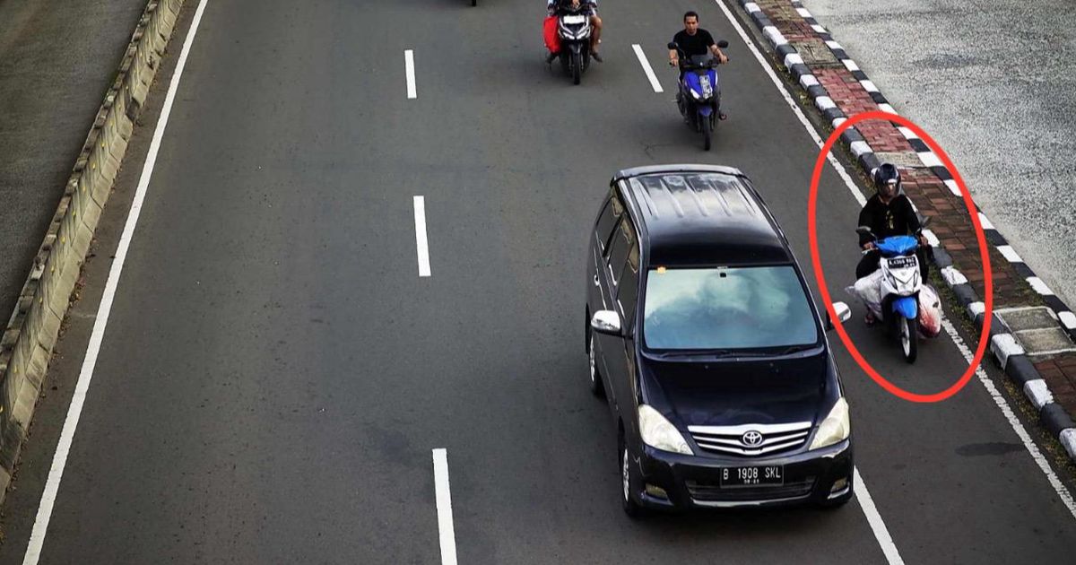 Aksi Pelaku Pembunuhan Naik Motor Bawa Mayat Dalam Karung Terekam CCTV