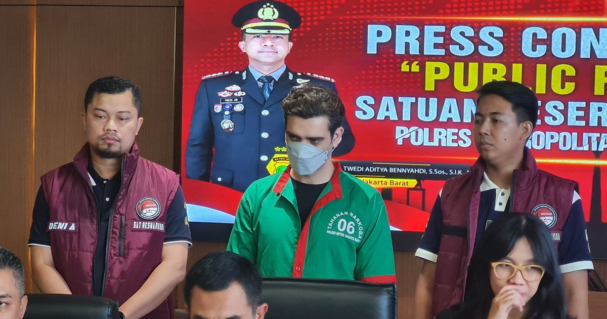 Tatapan Mata Tajam saat Digelandang Polisi, Fachri Albar Ditetapkan Jadi Tersangka Kasus Narkoba