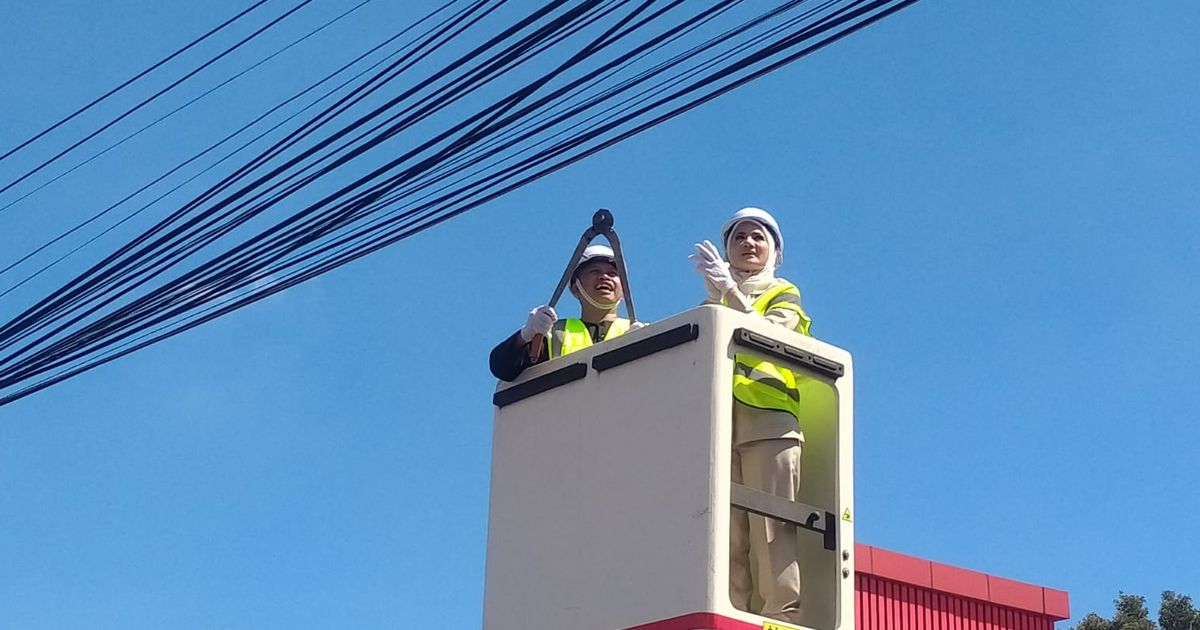 Aksi Walkot Depok Supian Suri Bersihkan Kabel Semrawut di Depan Markas Polisi