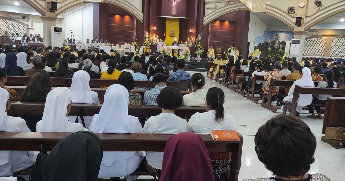 Momen Ratusan Umat Katolik di Kupang Hadiri Misa Requem Jenazah Paus Fransiskus