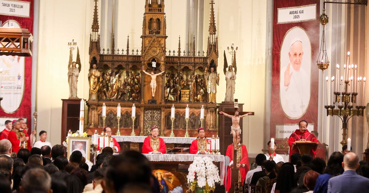 FOTO: Suasana Haru Misa Requiem Paus Fransiskus di Gereja Katedral Jakarta, Dihadiri Ribuan Umat Katolik
