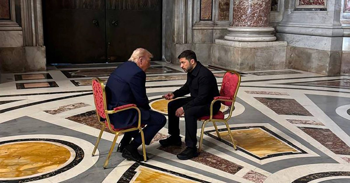 FOTO: Momen Donald Trump dan Presiden Ukraina Bicara Serius Empat Mata di Pemakaman Paus Fransiskus, Ini yang Dibahas!