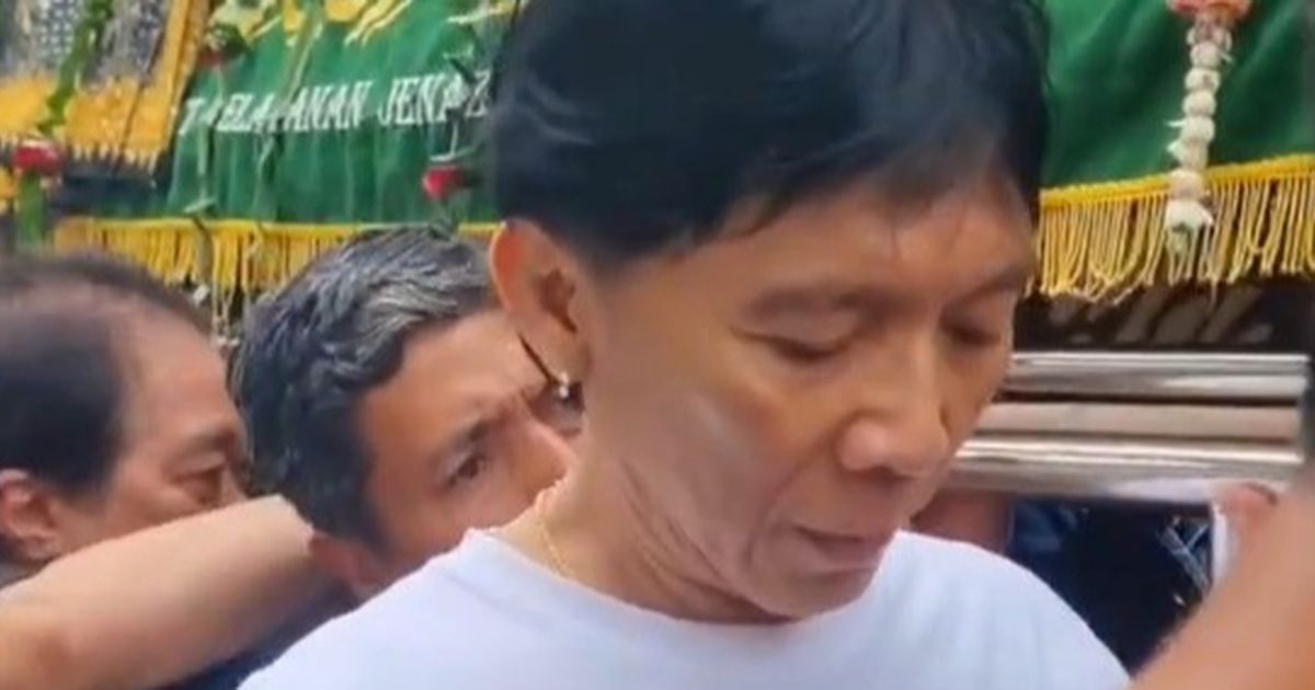 6 Potret Suasana Duka di Markas Slankers di Potlot, Bimbim Slank  Tegar Panggul Keranda Bunda Iffet