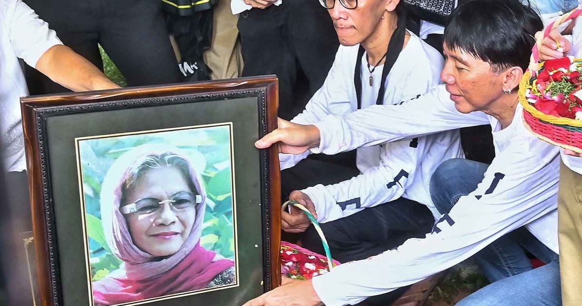 Foto: Tangis Haru Pemakaman Bunda Iffet