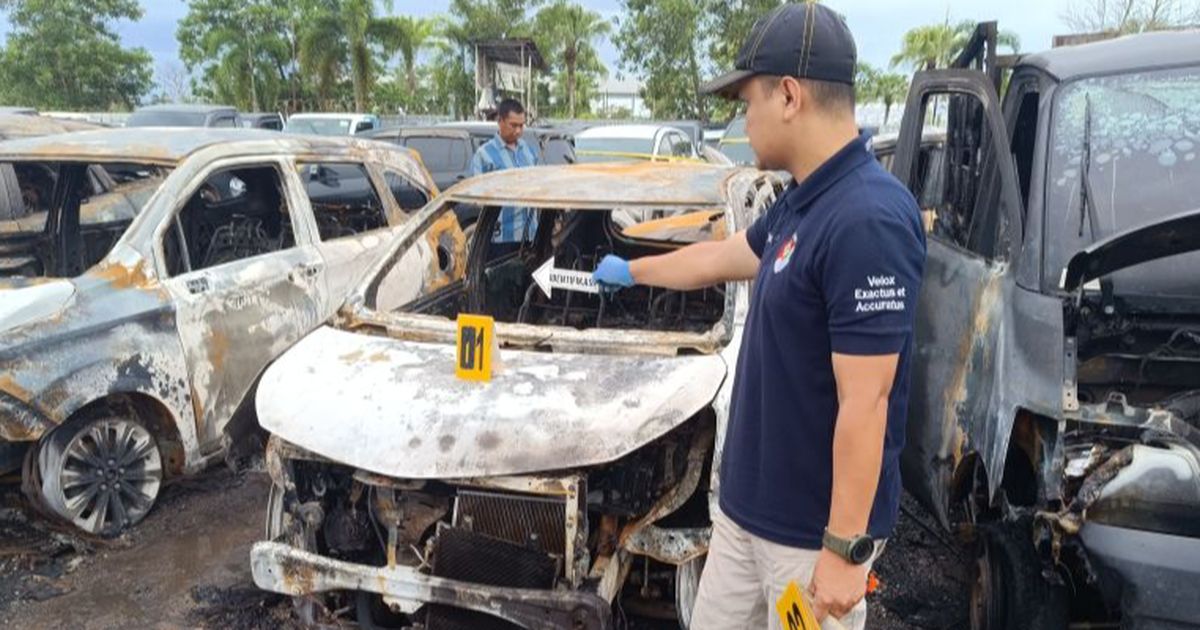 18 Mobil Lelang Hangus Terbakar di Parkiran