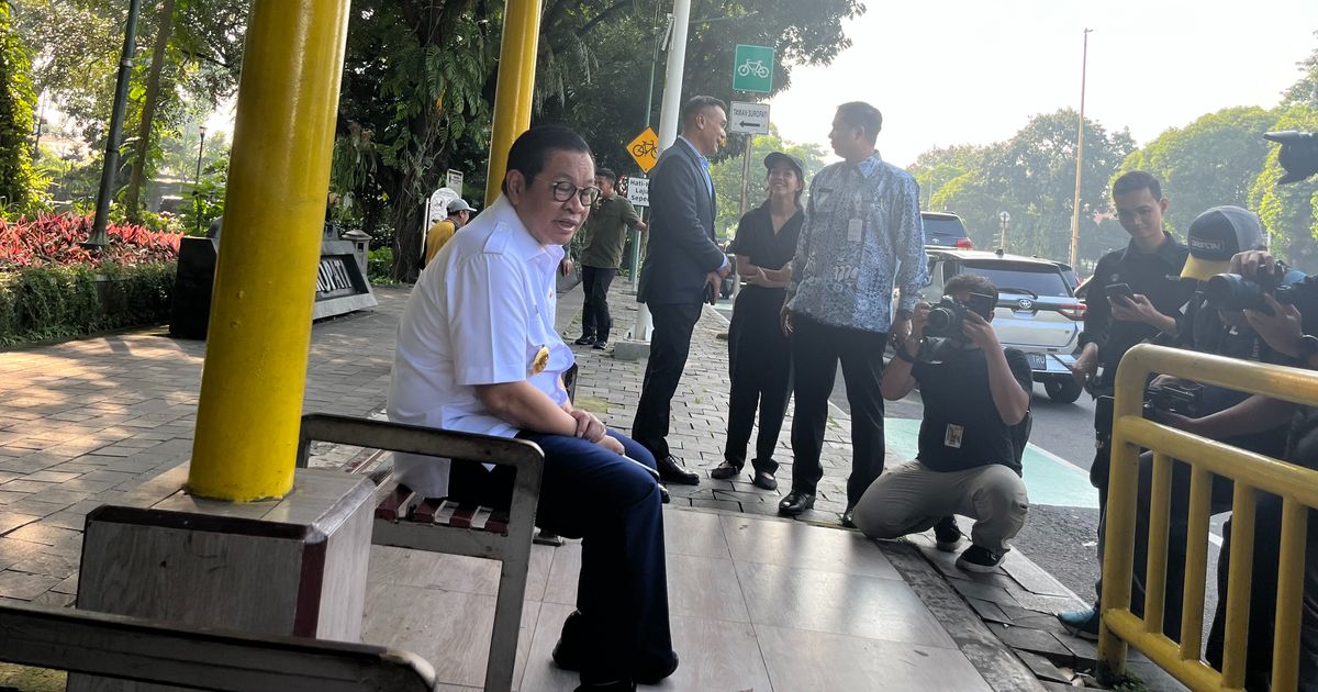 Menunggu di Halte hingga Kerja dari Bus, Pramono Ceritakan Pengalaman 'Ngantor' Naik TransJakarta