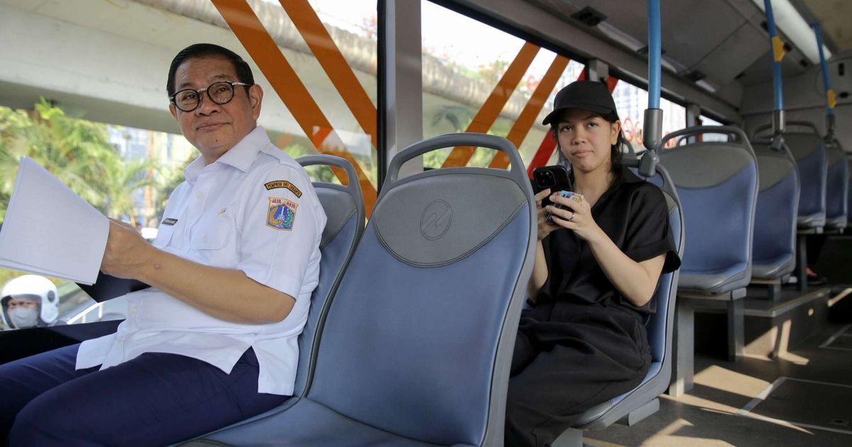 FOTO: Momen Pramono Anung Naik Transjakarta di Hari Pertama ASN Wajib Gunakan Transportasi Umum