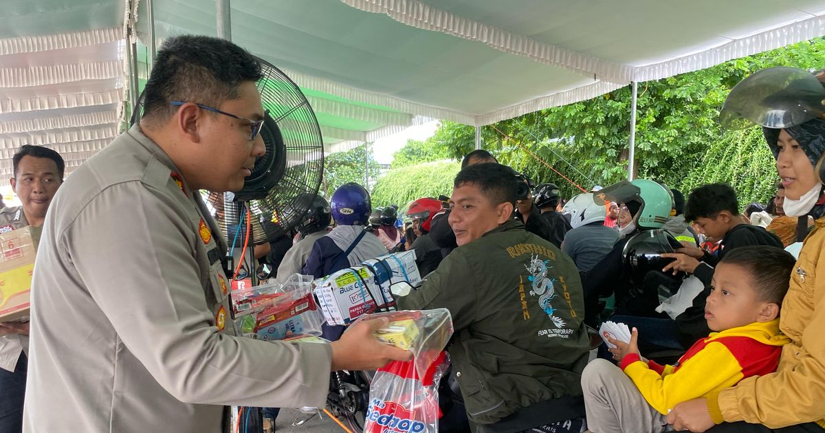 Polisi Bagi-Bagi Makanan Ringan ke Pemudik Bermotor di Pelabuhan Bakauheni