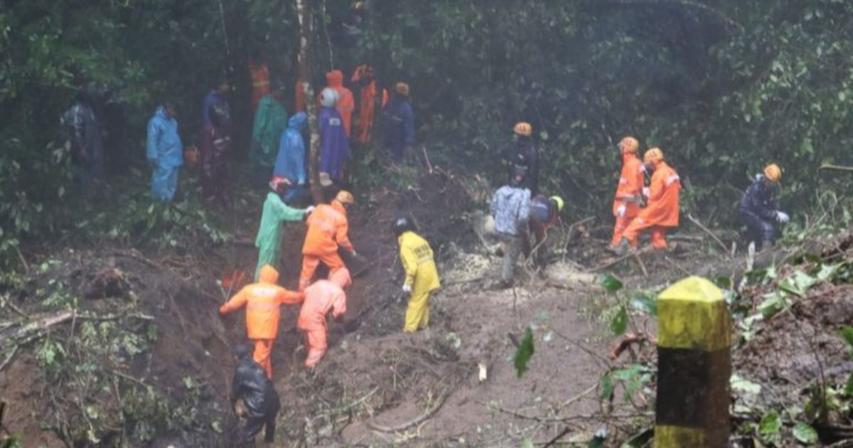Berniat Mudik, Satu Keluarga dalam Mobil Pikap Tewas Terseret Longsor ke Jurang di Jalur Pacet-Cangar