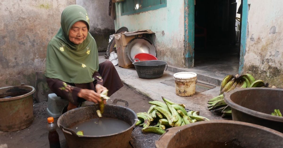 Perjuangan Mbah Satumi: Calon Haji Tertua Lumajang yang Nabung Selama 16 Tahun