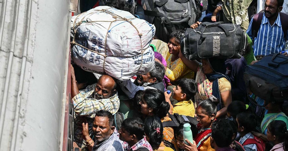 FOTO: Konflik India-Pakistan Memanas, Warga Panik Mengungsi KeTempat Aman