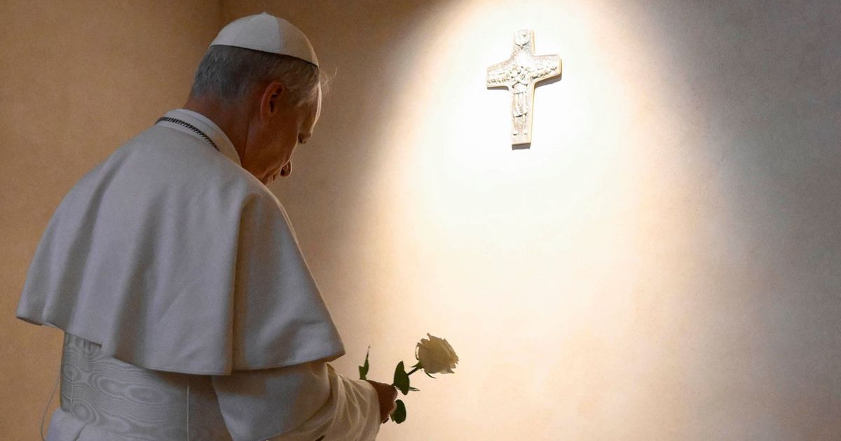 FOTO: Momen Paus Leo XIV Berdoa di Makam Paus Fransiskus