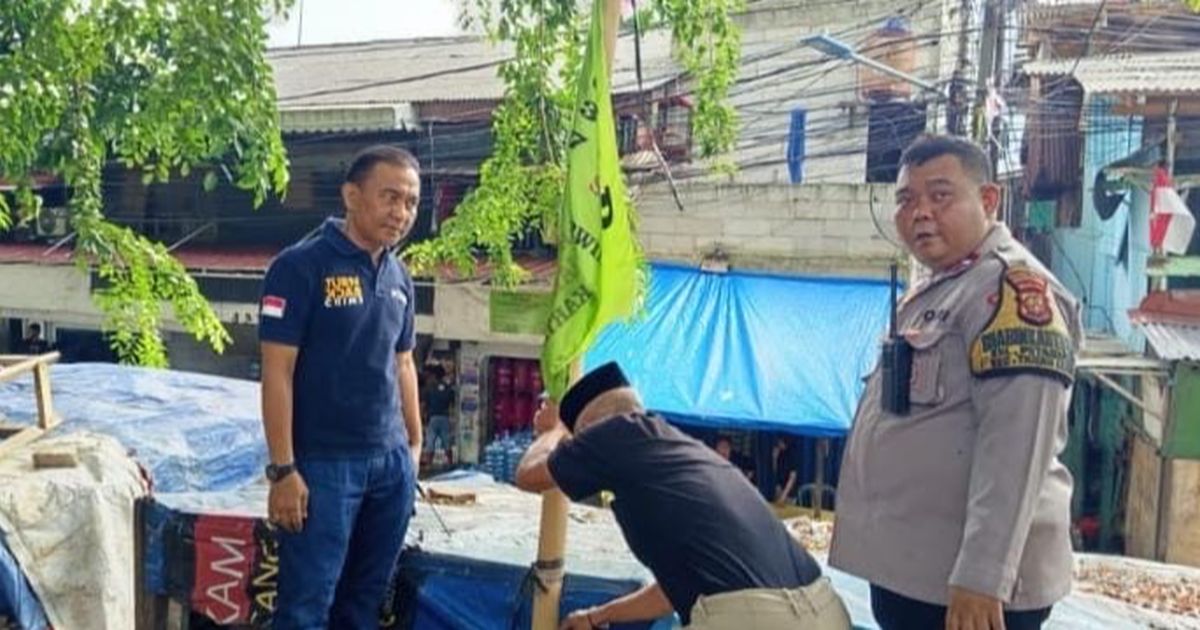 Razia Polisi, Bendera-Bendera Ormas Diturunkan di Tanah Abang