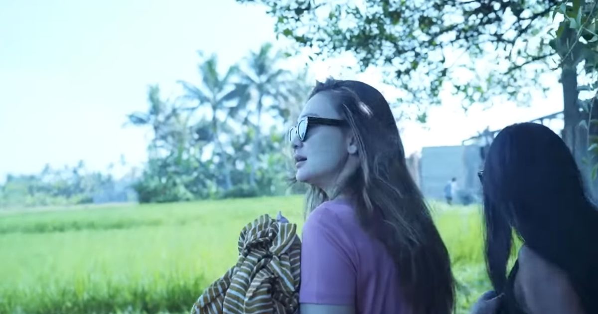 5 Potret Halaman Rumah Desa Maya Ibu Luna Maya di Bali, Seluas Lapangan Sepakbola & Garasi Sederhana dari Kayu
