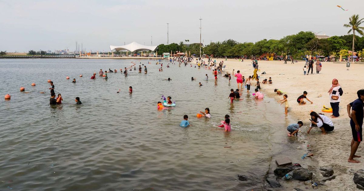 FOTO: Libur Waisak, Ratusan Ribu Pengunjung Padati Pantai Lagoon Ancol