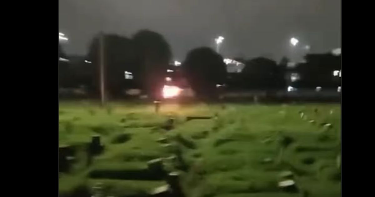 Viral Warga Tawuran Malam-Malam di Tengah Pemakaman, Bersenjata Petasan