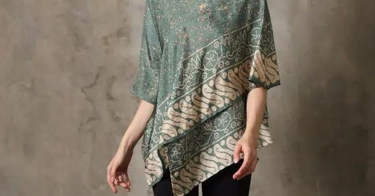 Tampil Chic dan Elegan ke Kantor? 7 Model Atasan Batik Wanita Blouse Asimetris Ini Bikin Kamu Modis
