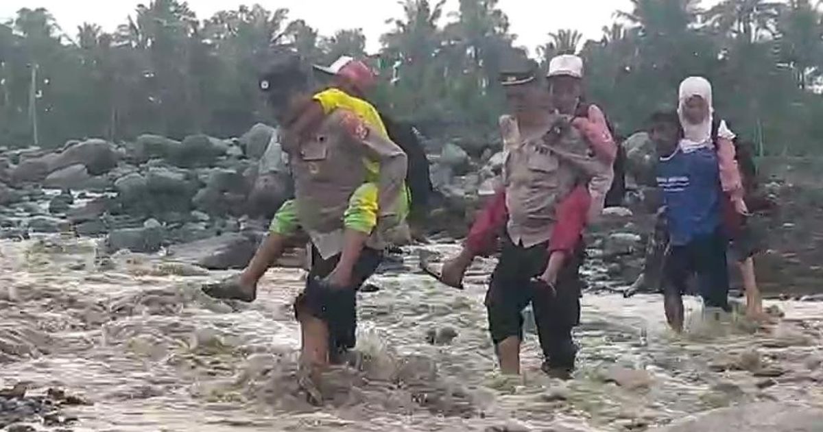Momen Polisi Gendong Pelajar Lewati Sungai Lahar Semeru