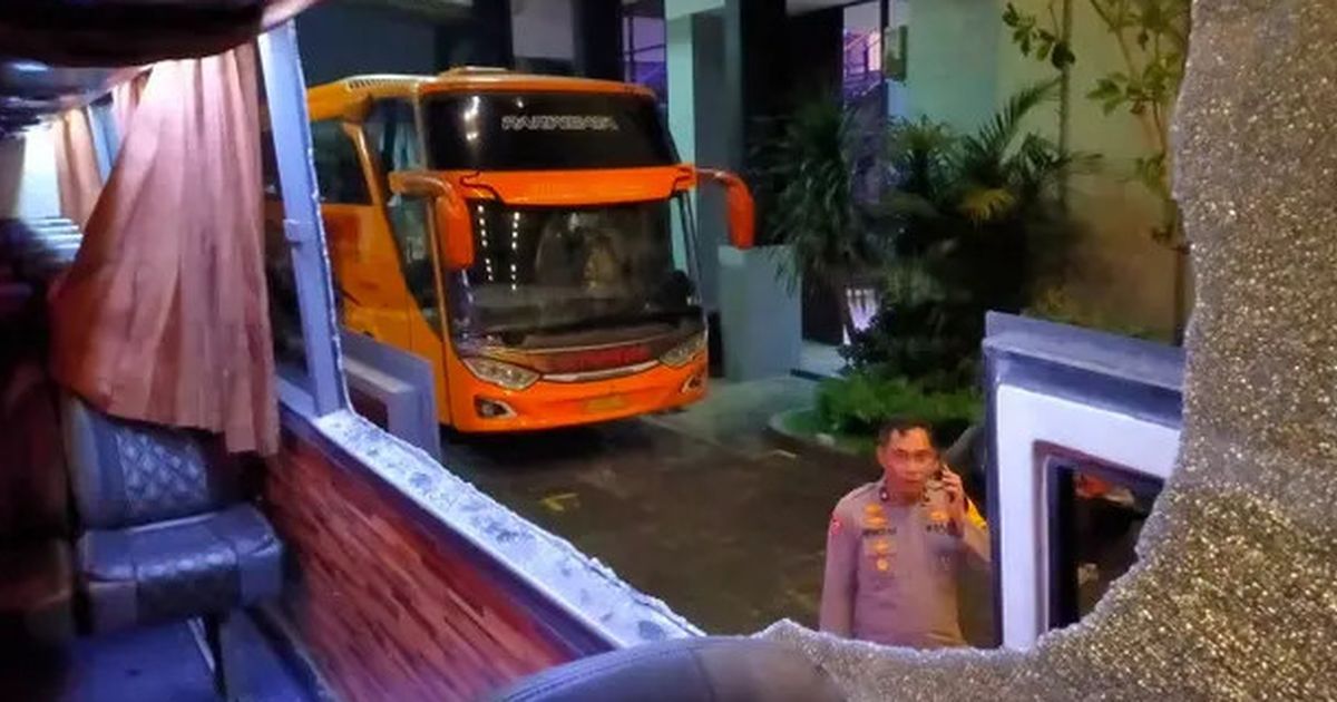 Arema FC Kena Sanksi Buntut Pelemparan Bus Persik Kediri, Pelaku Belum Tertangkap
